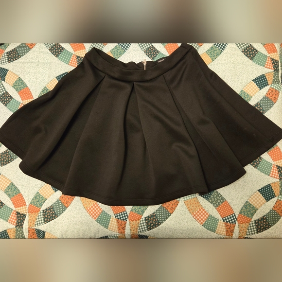 Forever 21 Dresses & Skirts - Forever 21 Black Skater Skirt Medium